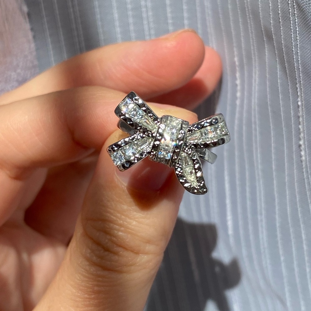 Size 6 Baguette bow shiny zirconia ring - Picture 4 of 5
